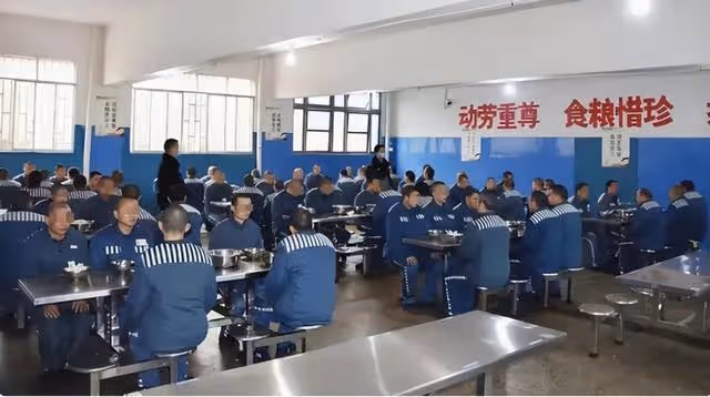 回顧上海一盜賊入獄後不吃米飯,引起獄警懷疑,調查後改判死刑