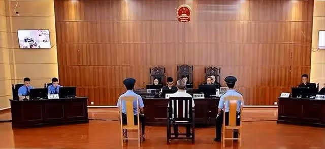 回顧上海一盜賊入獄後不吃米飯，引起獄警懷疑，調查後改判死刑