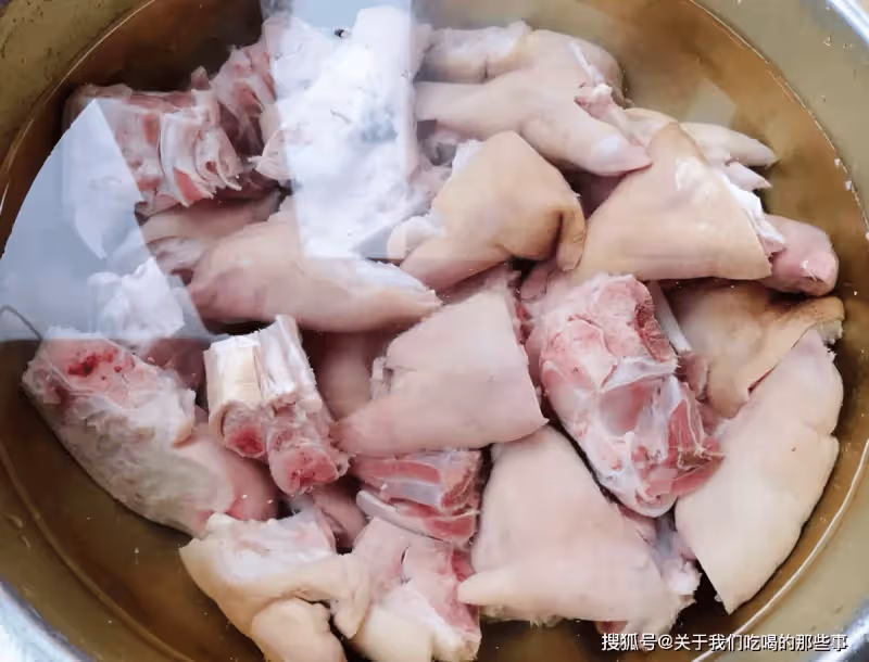 燉豬蹄,牢記「4個竅門」,豬蹄軟爛又香嫩,不油膩沒腥味