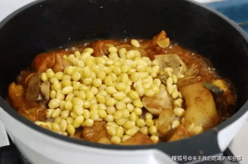 燉豬蹄,牢記「4個竅門」,豬蹄軟爛又香嫩,不油膩沒腥味