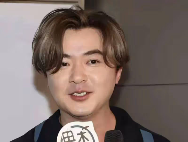 香港知名歌手為拍戲增肥至200磅，曾暈倒徘徊在生死邊緣，與湯怡曾有段十年戀情