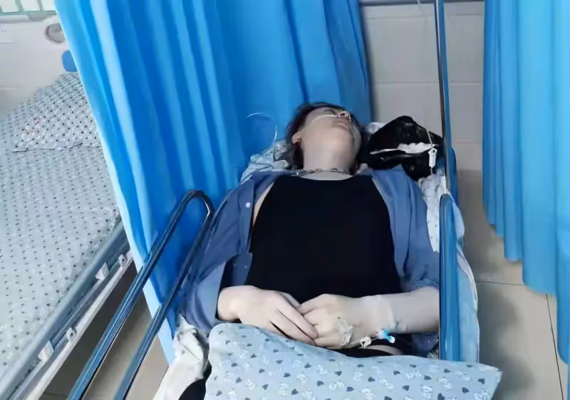 香港知名歌手為拍戲增肥至200磅，曾暈倒徘徊在生死邊緣，與湯怡曾有段十年戀情
