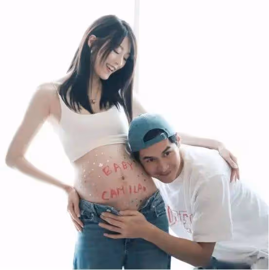 「金童玉女」因TVB綜藝相識結婚，下月18日寶寶出生，要遷就爸爸檔期