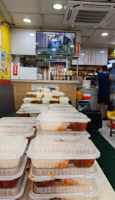 張頌文拍攝的香港又火啦！盒飯50元，半個月沒青菜吃，撐不住了！