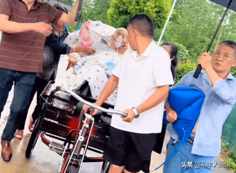 孫海洋送父親出殯惹爭議！孫卓孫輝坐棺材上，頭戴紅巾不穿孝服