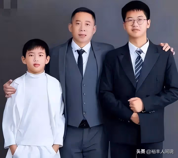 孫海洋送父親出殯惹爭議！孫卓孫輝坐棺材上，頭戴紅巾不穿孝服