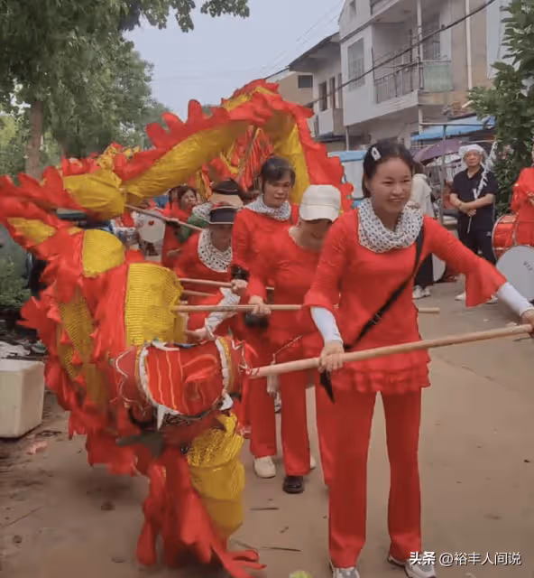 孫海洋送父親出殯惹爭議！孫卓孫輝坐棺材上，頭戴紅巾不穿孝服