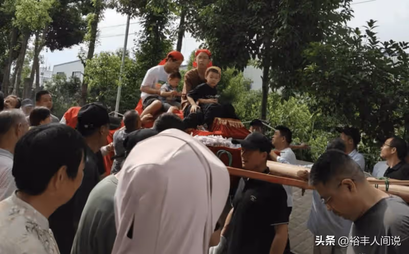 孫海洋送父親出殯惹爭議！孫卓孫輝坐棺材上，頭戴紅巾不穿孝服