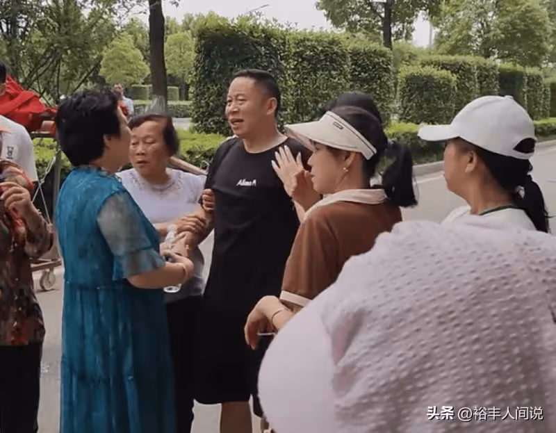 孫海洋送父親出殯惹爭議！孫卓孫輝坐棺材上，頭戴紅巾不穿孝服