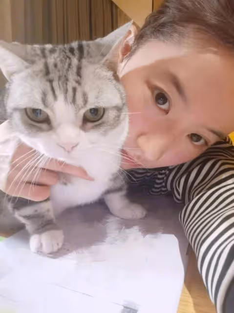 劉亦菲曬《玫瑰的故事》劇組照片,素顏出鏡心情好