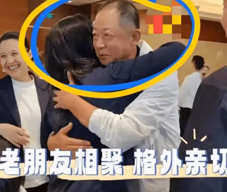 王志文變化大!禿頂腫眼泡,行動遲緩緊擁女友人,兒子意外露面