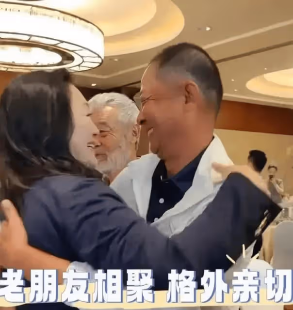 王志文變化大!禿頂腫眼泡,行動遲緩緊擁女友人,兒子意外露面