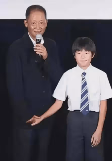 王志文變化大!禿頂腫眼泡,行動遲緩緊擁女友人,兒子意外露面