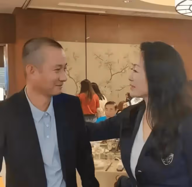 王志文變化大!禿頂腫眼泡,行動遲緩緊擁女友人,兒子意外露面