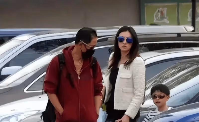 王志文變化大!禿頂腫眼泡,行動遲緩緊擁女友人,兒子意外露面