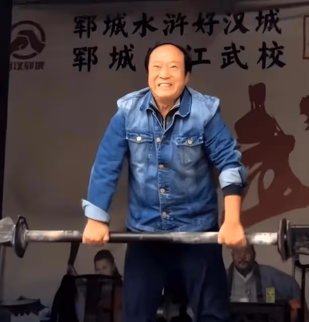 74歲的牛群罕見露面!獨居北京老舊小區,滿面滄桑,看到有人拍攝冷臉離去