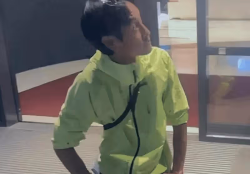 太卑微!46歲男星下跪求工作,精神狀態差,曝母親3周前去世原因
