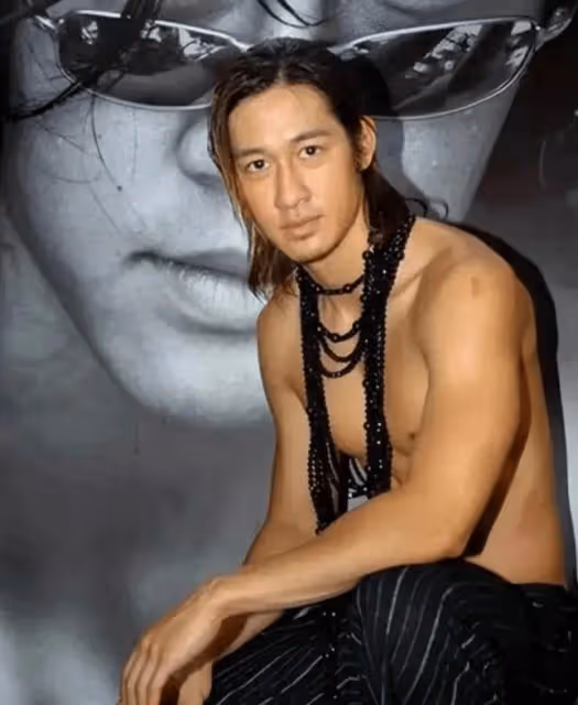 太卑微!46歲男星下跪求工作,精神狀態差,曝母親3周前去世原因