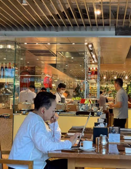宋丹丹退休生活曝光,專心致志學習英語
