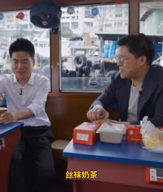 董宇輝香港行,霍啟剛請他吃小吃,900萬網友圍觀!
