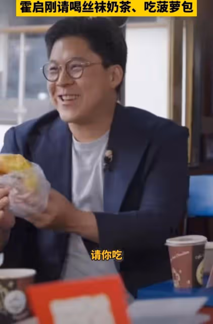董宇輝香港行,霍啟剛請他吃小吃,900萬網友圍觀!