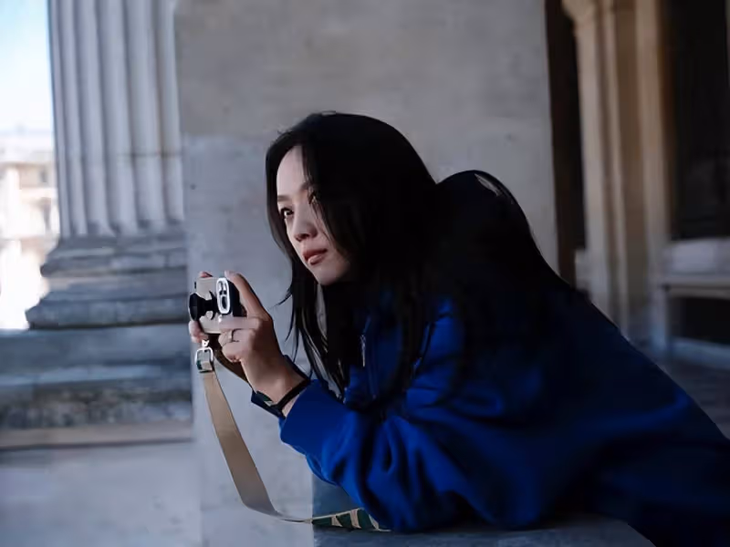 湯唯穿藍衣白鞋漫步巴黎,手持相機慵懶自在