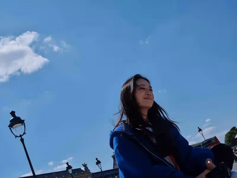 湯唯穿藍衣白鞋漫步巴黎,手持相機慵懶自在