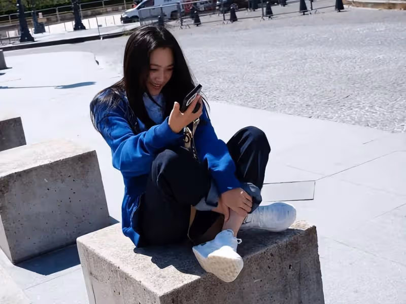 湯唯穿藍衣白鞋漫步巴黎,手持相機慵懶自在