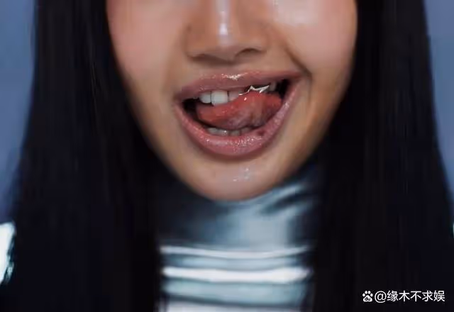 Lisa攜新MV正式回歸,變身「黑皮辣妹」動作辣眼,外網評論淪陷!