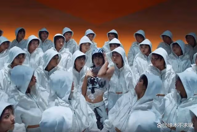 Lisa攜新MV正式回歸,變身「黑皮辣妹」動作辣眼,外網評論淪陷!