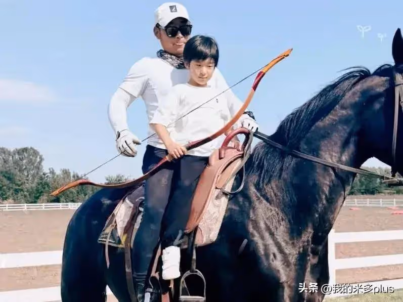 吳京老婆陪兒子學馬術,5歲吳慮拿胡蘿蔔喂小馬,比哥哥更像謝楠