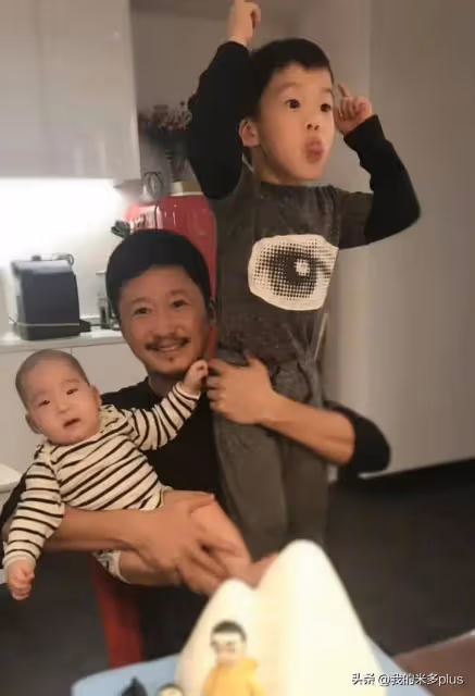 吳京老婆陪兒子學馬術,5歲吳慮拿胡蘿蔔喂小馬,比哥哥更像謝楠