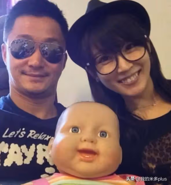 吳京老婆陪兒子學馬術,5歲吳慮拿胡蘿蔔喂小馬,比哥哥更像謝楠