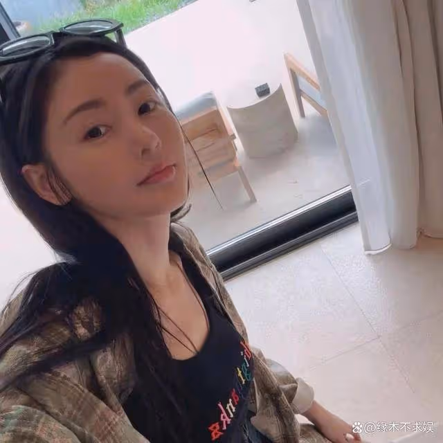 高雲翔被曝再婚生女後首露面,發福發腮變化大,疑帶二胎旅遊!