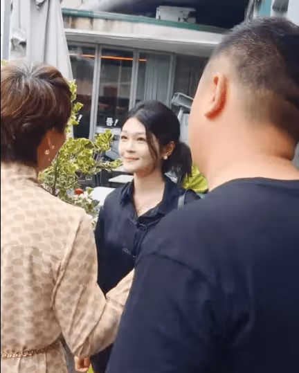 網紅中S疑曝出大瓜!知情人透露:背後有團隊,下一步要進軍娛樂圈