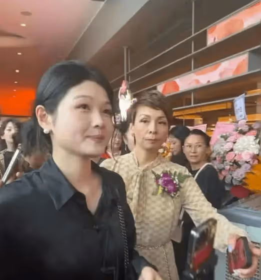 網紅中S疑曝出大瓜!知情人透露:背後有團隊,下一步要進軍娛樂圈