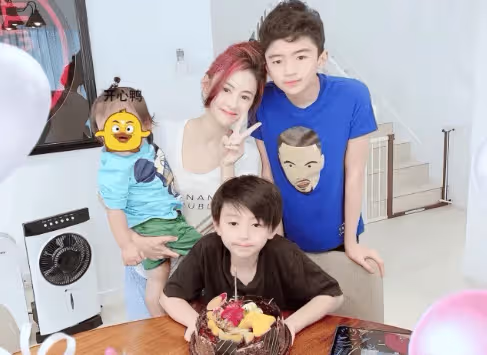 張柏芝疑官宣新戀情,和外籍男友人牽手超甜蜜!自曝大兒子很孝順