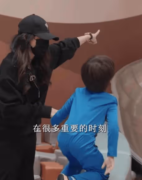 張柏芝疑官宣新戀情,和外籍男友人牽手超甜蜜!自曝大兒子很孝順