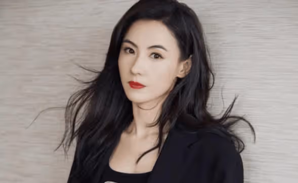 張柏芝疑官宣新戀情,和外籍男友人牽手超甜蜜!自曝大兒子很孝順