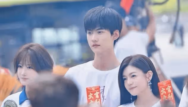 陳妍希被曝「離婚風波」後首次現身,與相差19歲周柯宇合作,兩人體型差絕了