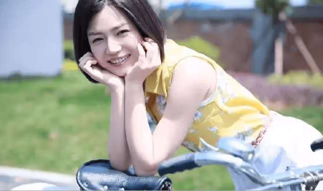 陳妍希被曝「離婚風波」後首次現身,與相差19歲周柯宇合作,兩人體型差絕了