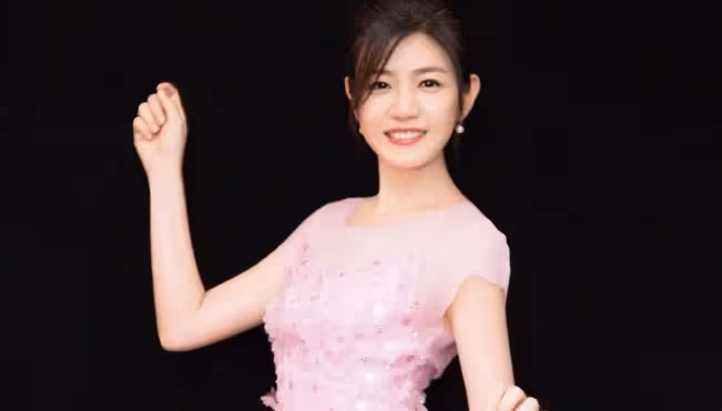 陳妍希被曝「離婚風波」後首次現身,與相差19歲周柯宇合作,兩人體型差絕了