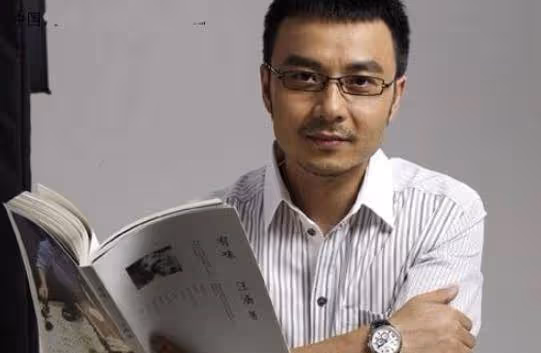 曾是「湖南台一哥」，在妻子慫恿下跳槽浙江台，如今落魄淪為路人