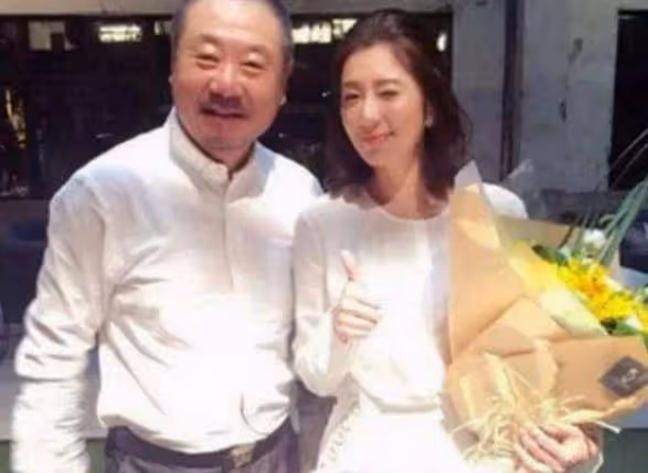 58歲的范偉為何一直沒有緋聞？看完他老婆的照片，原來是金屋藏嬌