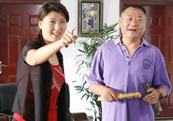 58歲的范偉為何一直沒有緋聞？看完他老婆的照片，原來是金屋藏嬌