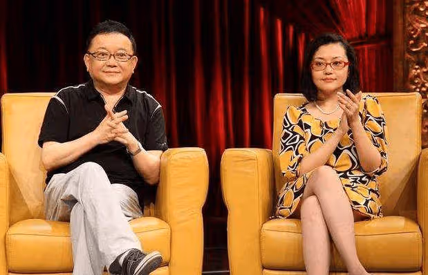央視節目的常駐導師，與王剛結婚5年後離婚，今60歲仍單身