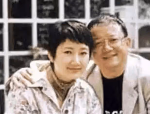 央視節目的常駐導師，與王剛結婚5年後離婚，今60歲仍單身