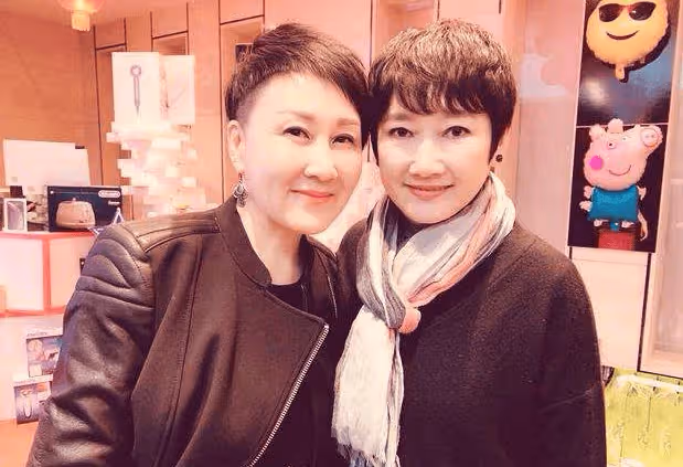 央視節目的常駐導師，與王剛結婚5年後離婚，今60歲仍單身