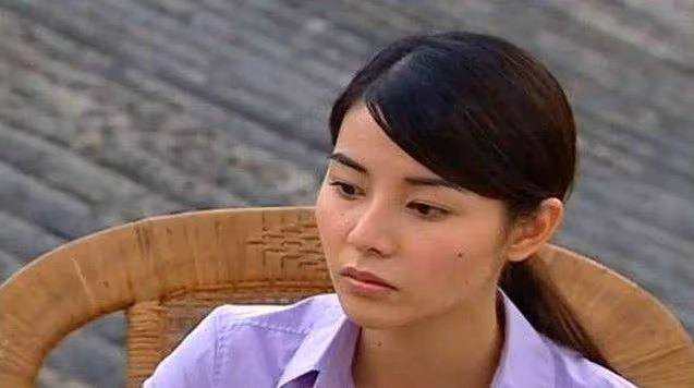 她17歲出道拍性感片，40歲嫁給「古惑仔」，如今46歲仍似美少女！
