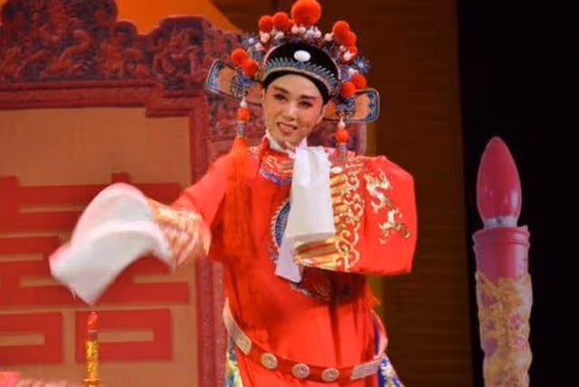 她42歲嫁小15歲鮮肉,多次憑實力上春晚,57歲還像個可愛少女